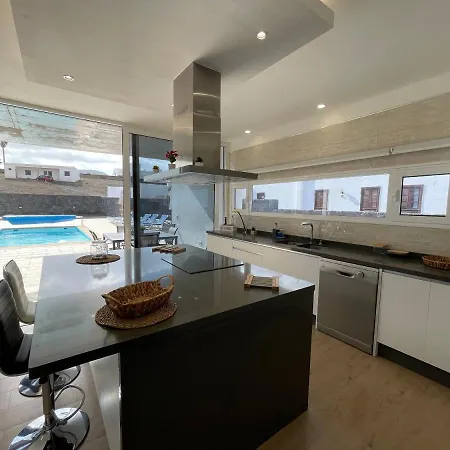 Villa Eslanzarote Eco Tony, Heated Pool, Jacuzzi, Sat Tv, Super Wifi