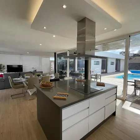 Eslanzarote Eco Tony, Heated Pool, Jacuzzi, Sat Tv, Super Wifi Villa