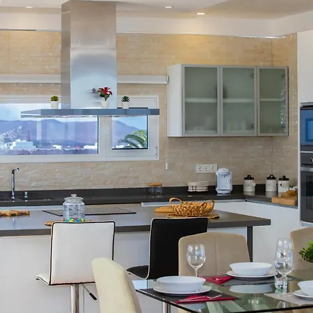 Eslanzarote Eco Tony, Heated Pool, Jacuzzi, Sat Tv, Super Wifi Villa